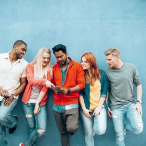 Gemeinschaftsgefühl Generation Z mit Corporate Sneakern