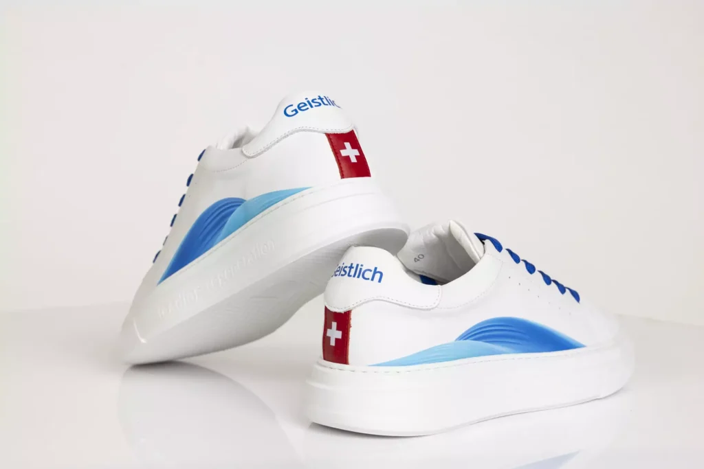 Teamssneaker mit Firmenlogo