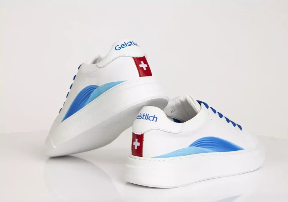 Teamssneaker mit Firmenlogo