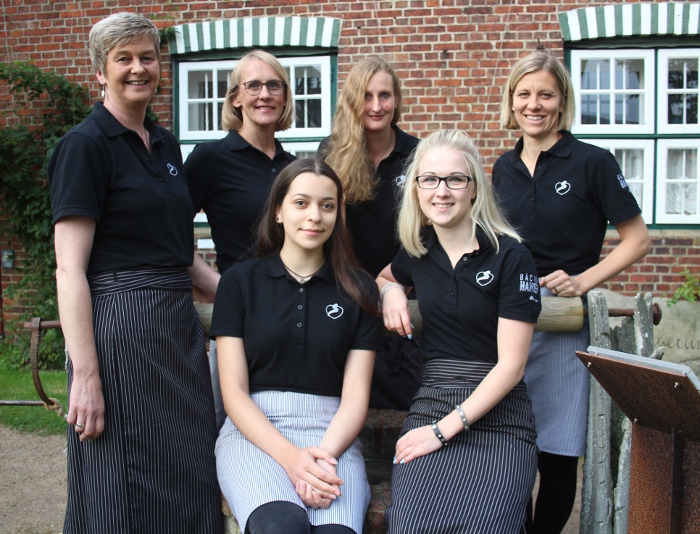 Bäcker Hansen Verkaufsteam mit neuer Berufs-Bekleidung von Logodress