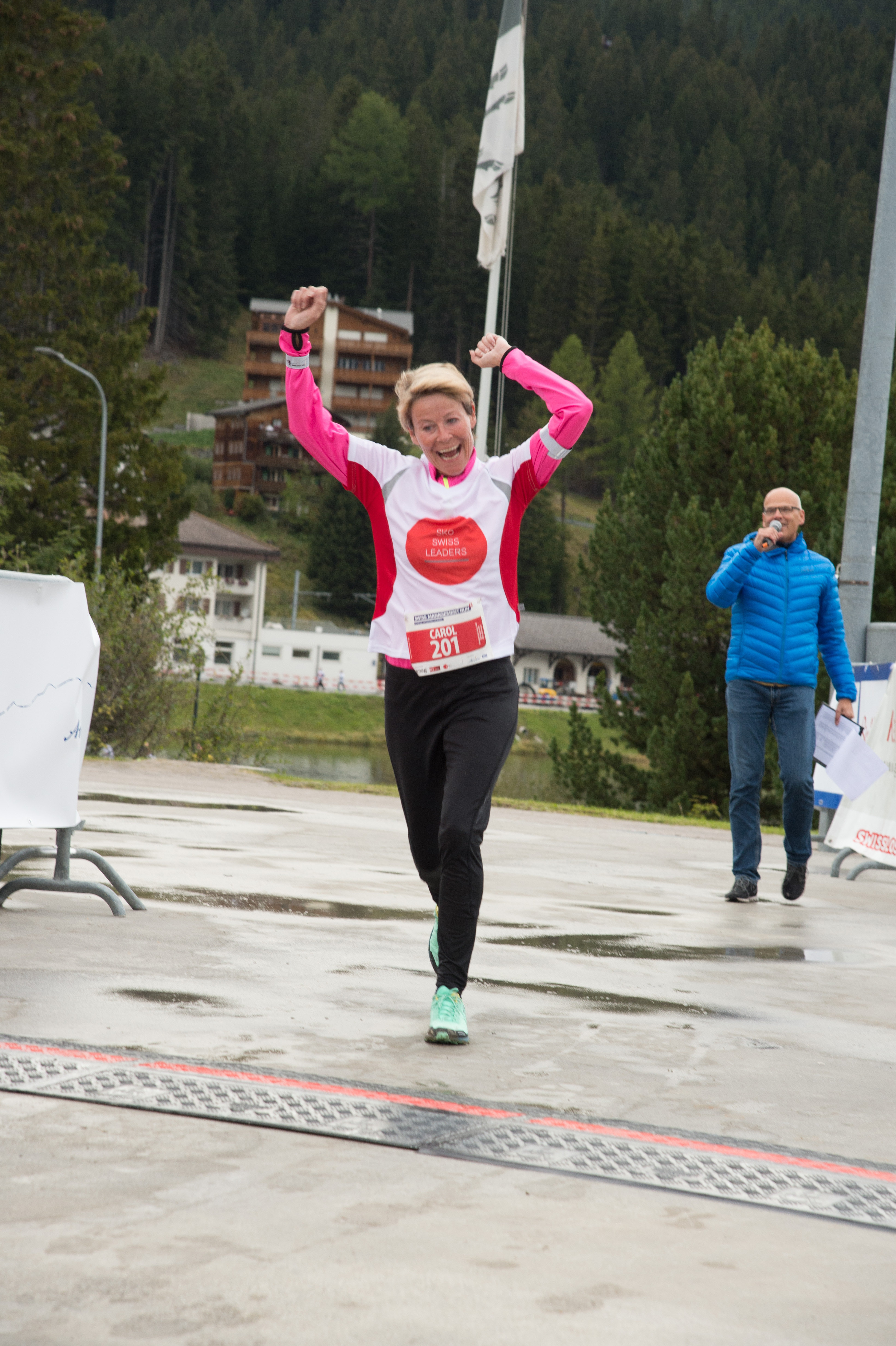 Carol Baumgartner beim Zieleinlauf SMR Arosa